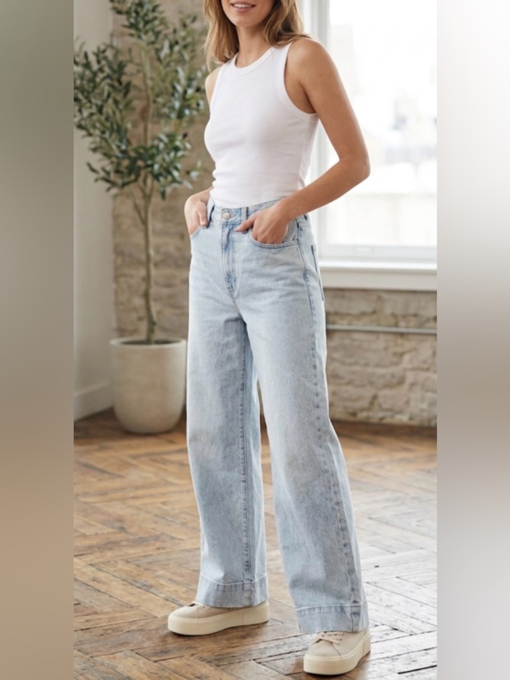 Hollister | Social Tourist Ultra High Rise Wide Leg Light Wash Size 4